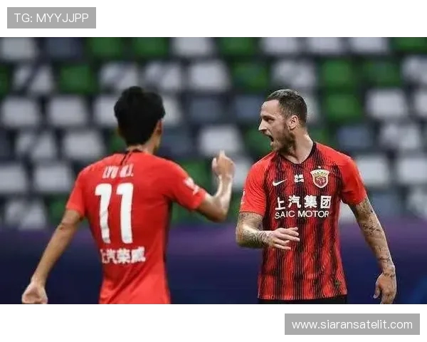 中超赛季新动态:顶级球员转会潮涌现,豪门争夺激烈再升级 中超赛季新动态:顶级球员转会潮涌现,豪门争夺激烈再升级